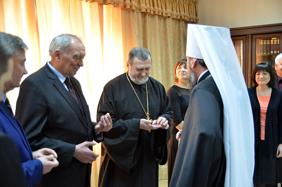 03 квітня 2019 р. в Українському Домі Біблії відбулася зустріч Блаженнійшого Митрополита Київського і всієї України Епіфанія із керівництвом та колективом Українського Біблійного Товариства, під час якої Предстоятель Православної Церкви України взяв участь в унікальному проекті Товариства – створенні Рукописної Біблії.