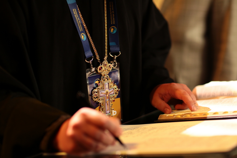 У Палаці спорту розпочалася всеукраїнська акція створення рукописної Біблії 