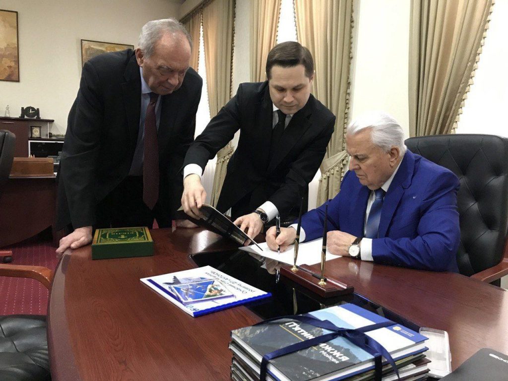 У створенні Рукописної Біблії взяв участь Перший президент України – Леонід Кравчук